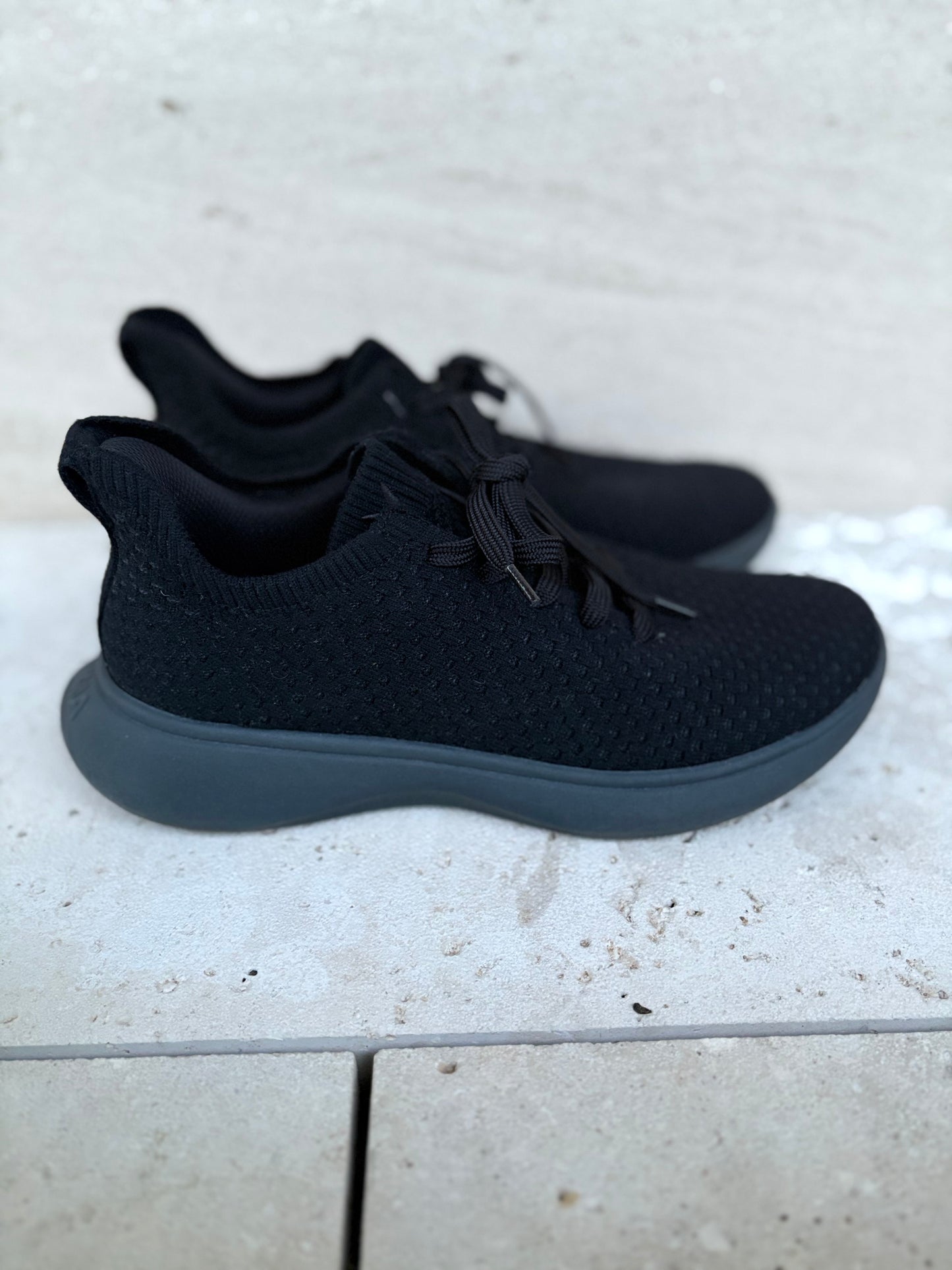 VIVAIA. Zapatillas textura en negro