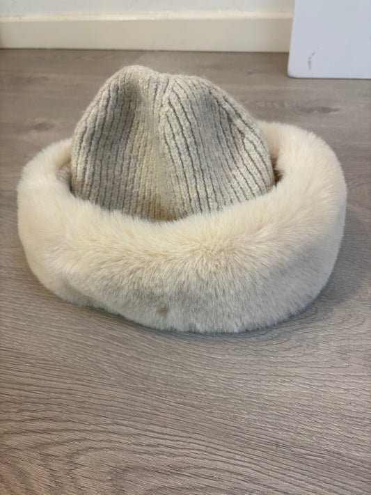 ZARA. Gorro beige con pelo
