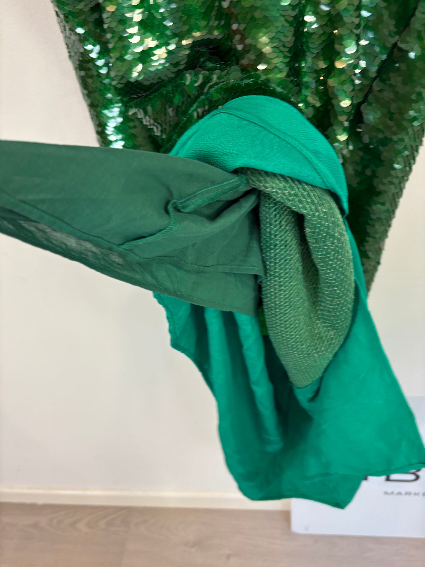 ZARA. Vestido midi lentejuelas. T L