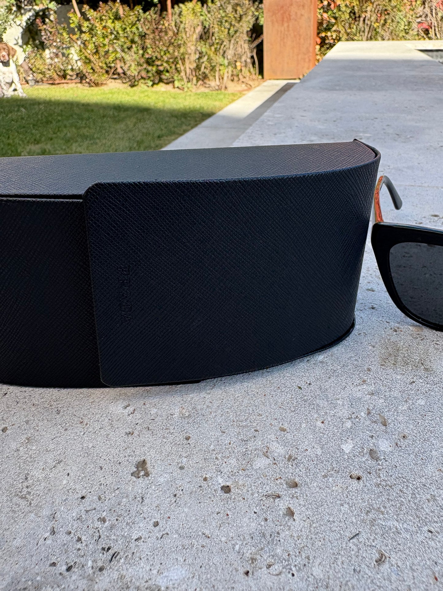 PRADA. Gafas de sol negras