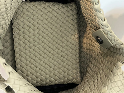 VANYLU. Bolso trenzado gris claro