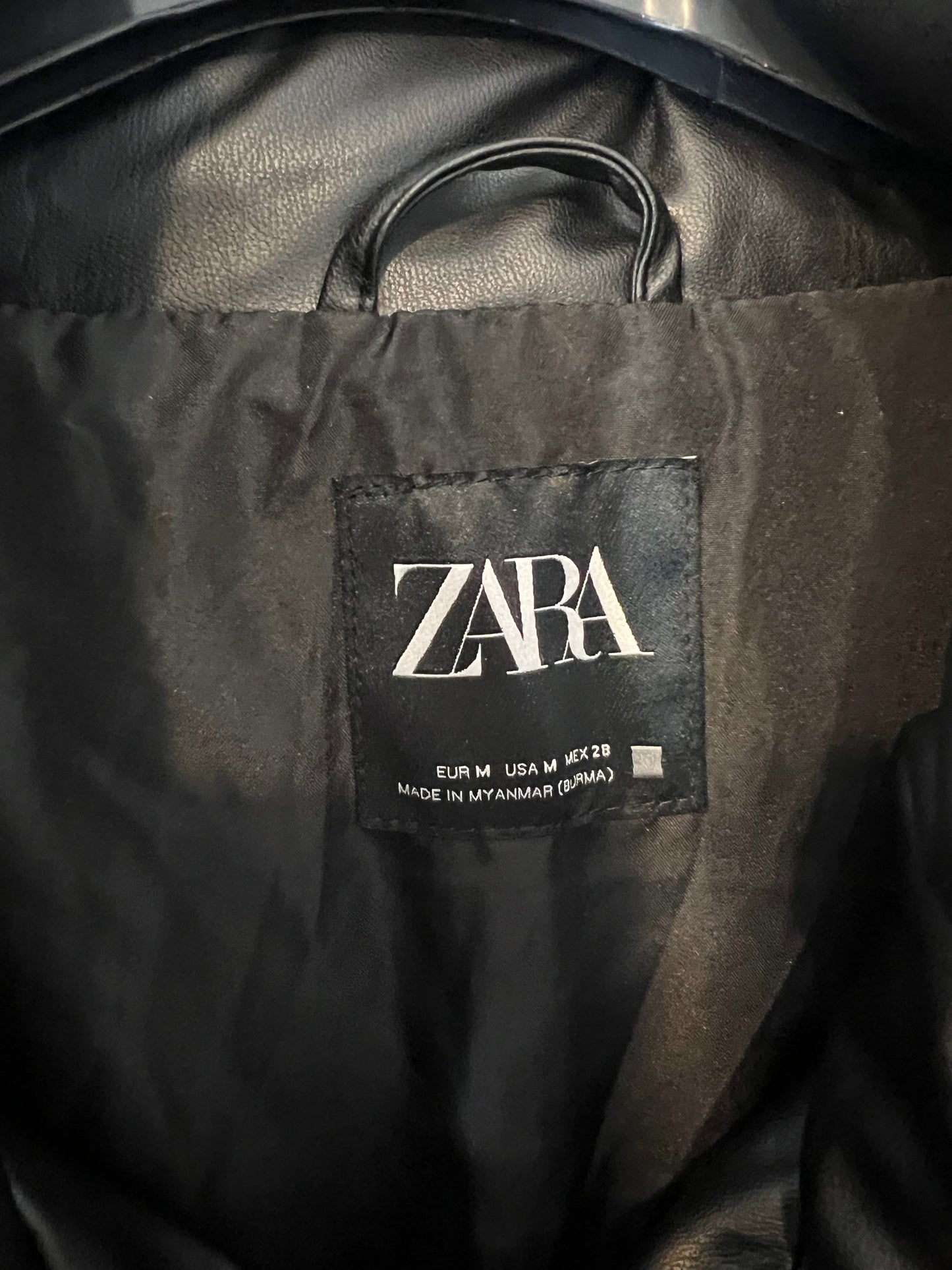 ZARA. plumas negro  efecto piel  T.m