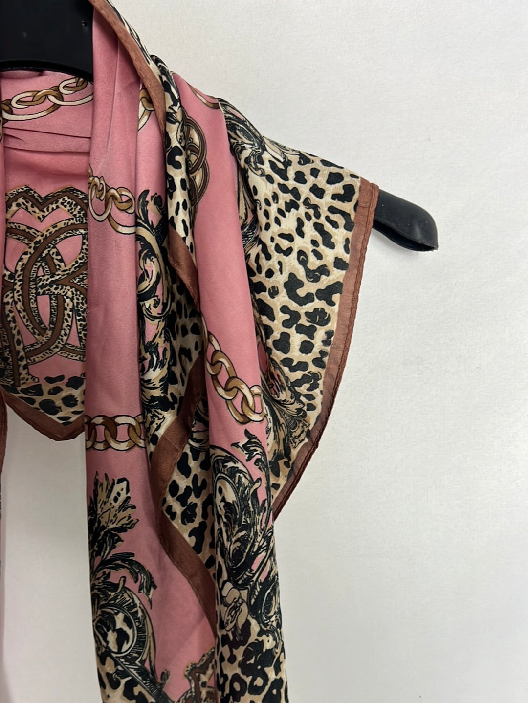 OTRAS. Pañuelo rosa cadenas