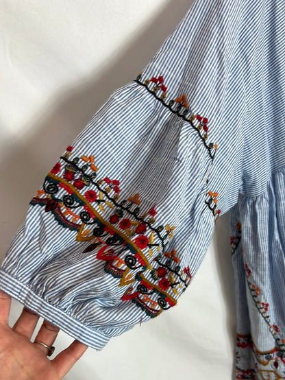 ZARA. Vestido rayas y bordados. T M