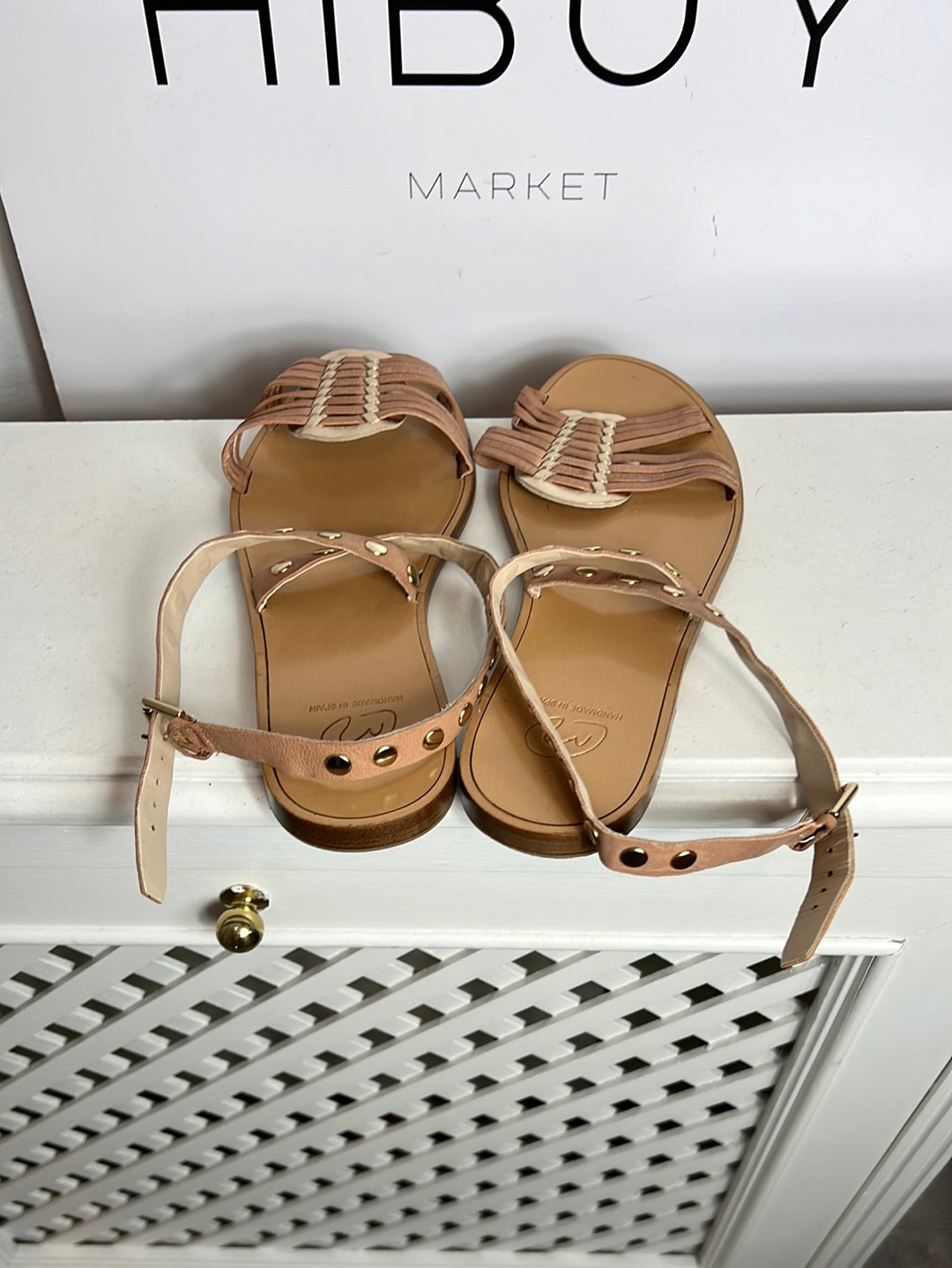 MICUIR. Sandalia plana piel tachuelas. T 37