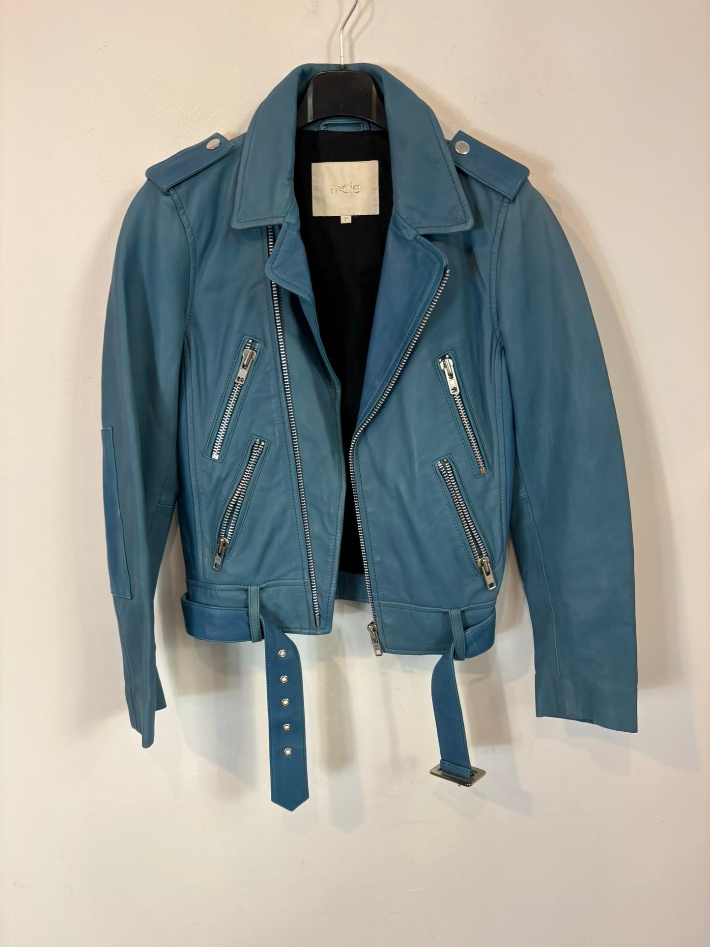 MAJE. Cazadora piel azul cremalleras