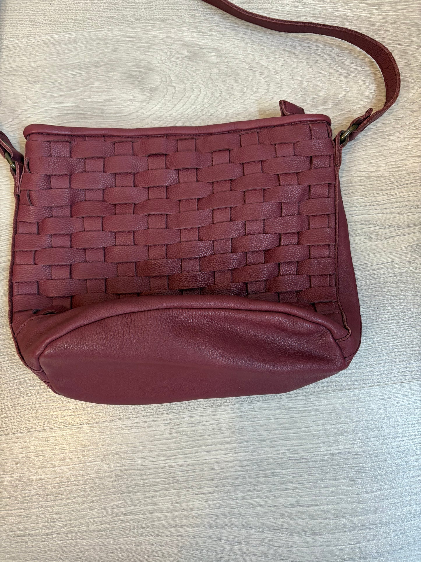 MICUIR. Bolso piel trenzada burdeos