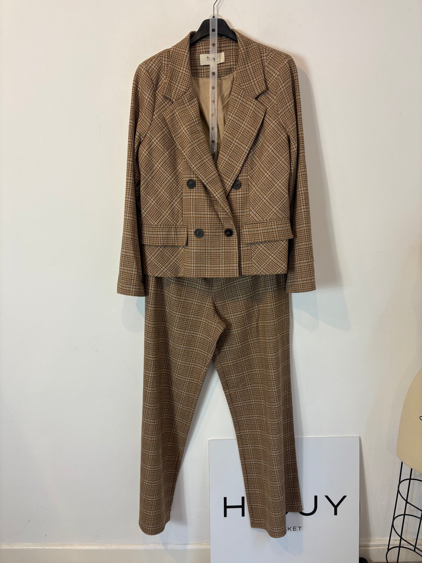 INTROPIA. Traje de chaqueta cuadros tonos beiges