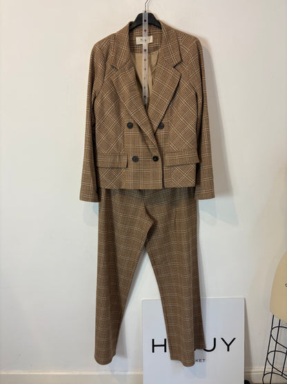 INTROPIA. Traje de chaqueta cuadros tonos beiges