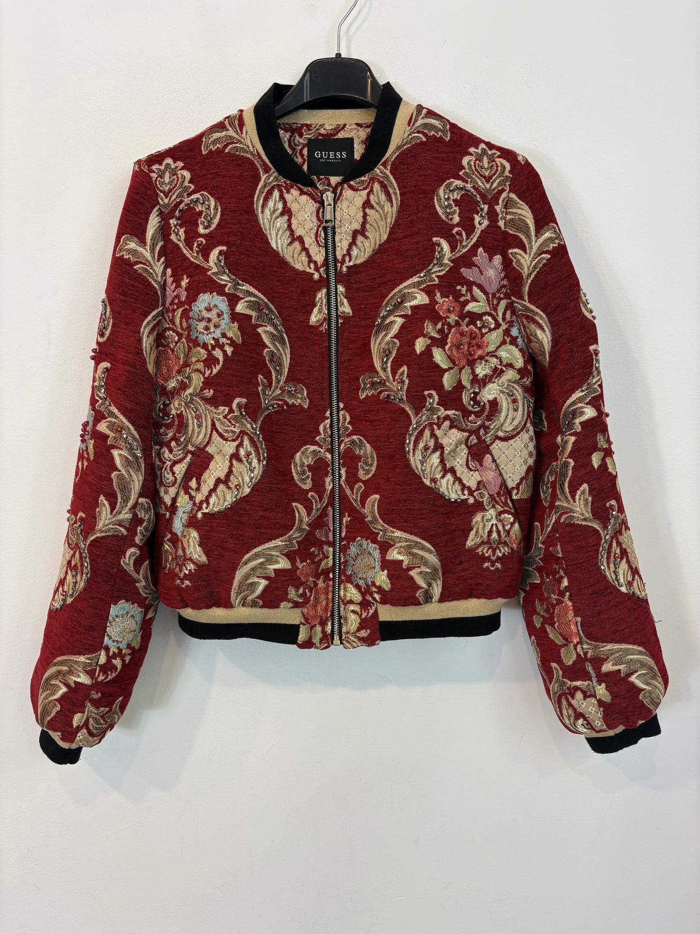 GUESS. Chaqueta burdeos detalles. T S