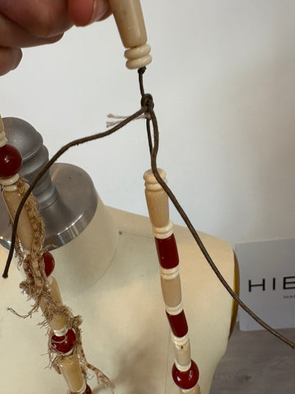 OTRAS. Collar largo flecos