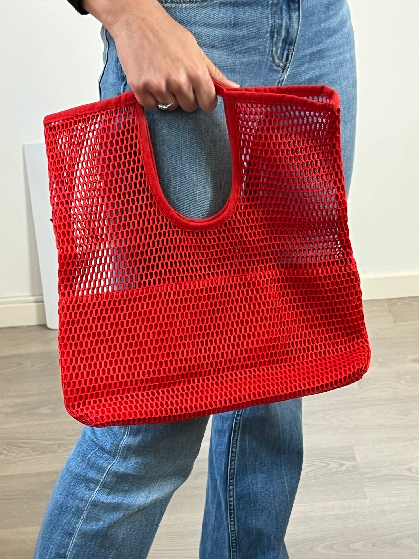 COS. Bolso rojo rejilla