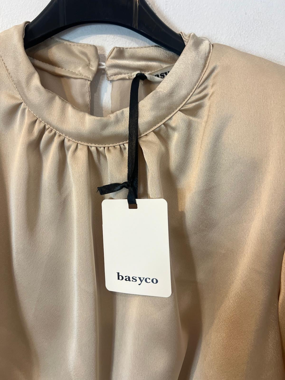 BASYCO JEREZ. Blusa satinada hombreras