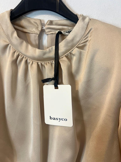 BASYCO JEREZ. Blusa satinada hombreras