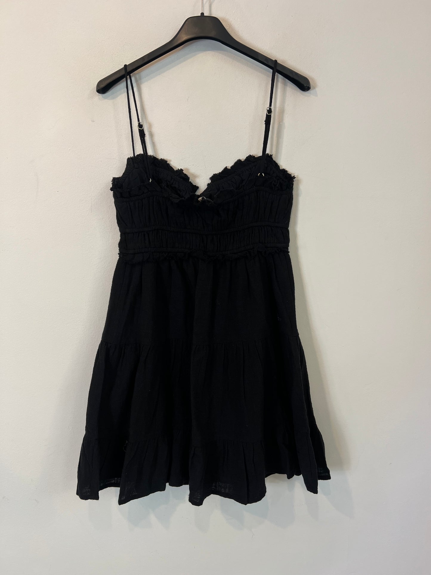 BERSHKA. Vestido corto negro  T.s