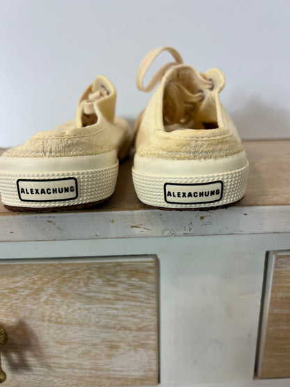 SUPERGA x ALEXACHANG. Zapatillas beige textura detalle talón. T 38