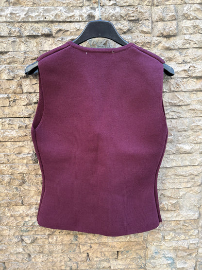 ZARA. Chaleco burdeos botones dorados