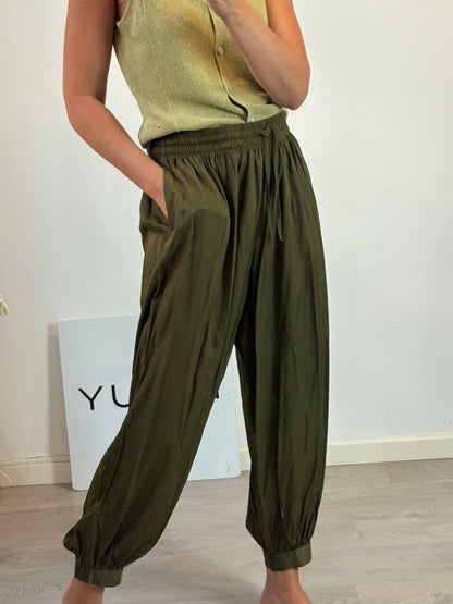 H&M. Pantalón bombacho verde