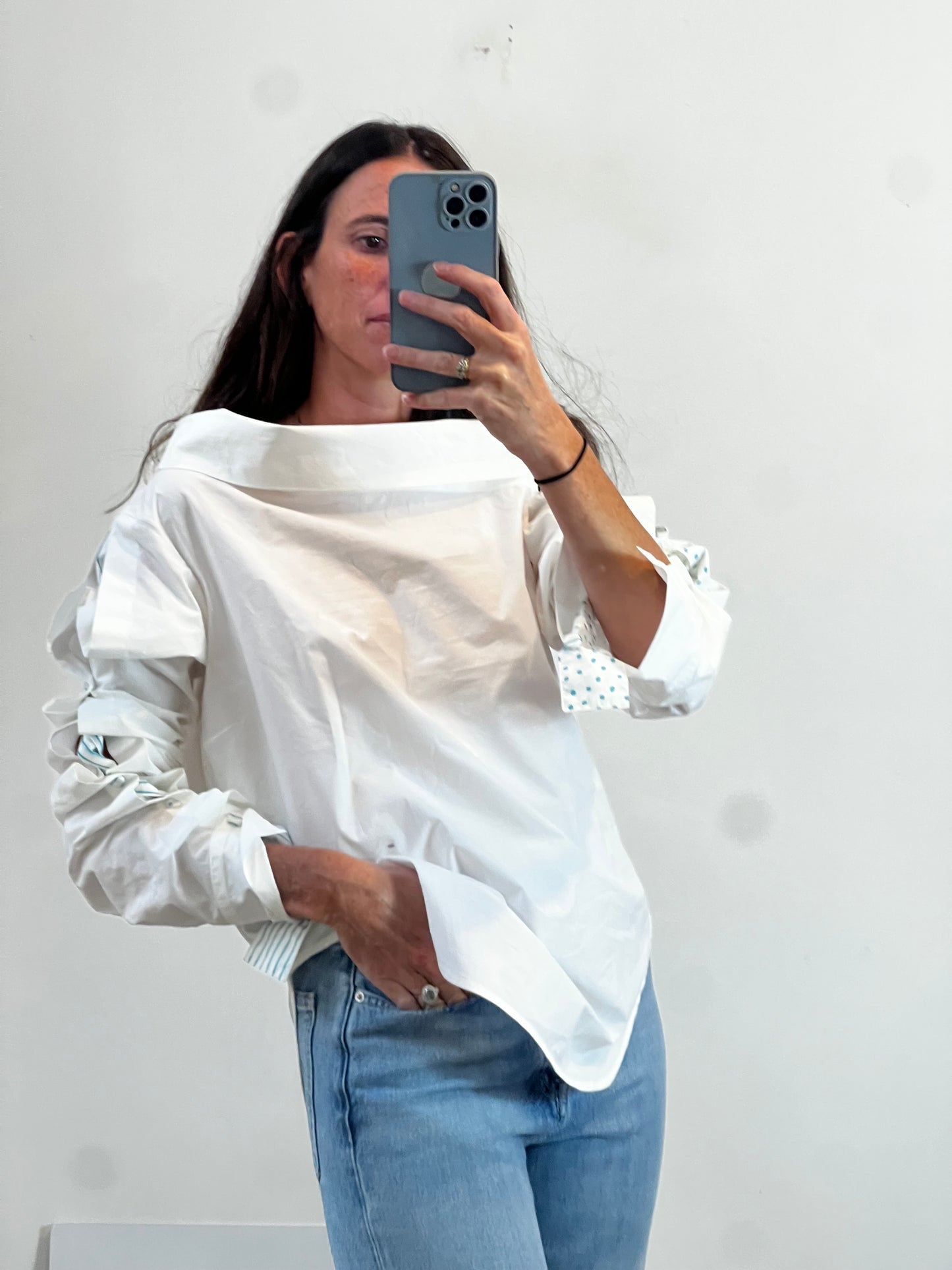 SILVIA TCHERASSI. Camisa blanca detalle mangas