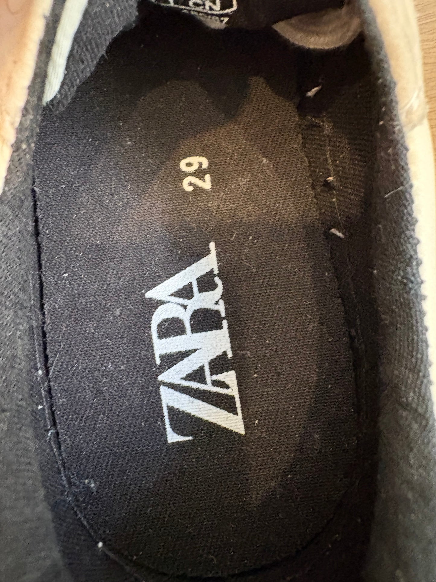 ZARA. Zapatilla doble textura niños. T 29