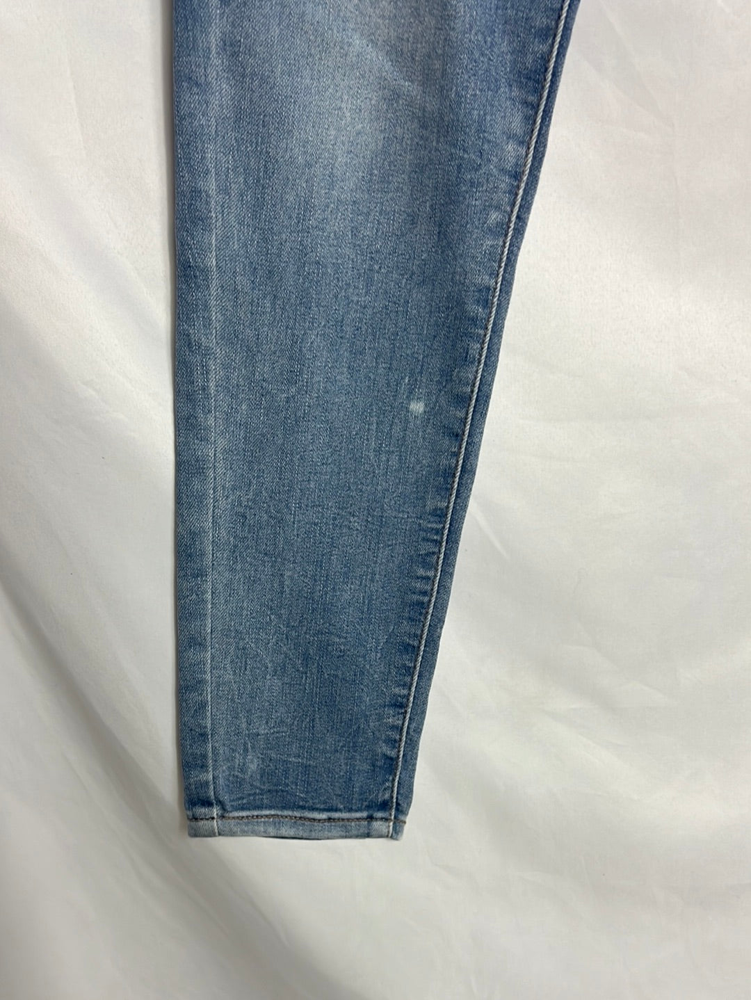 LEVI´S. Denim pitillo color claro. T 28 (38)