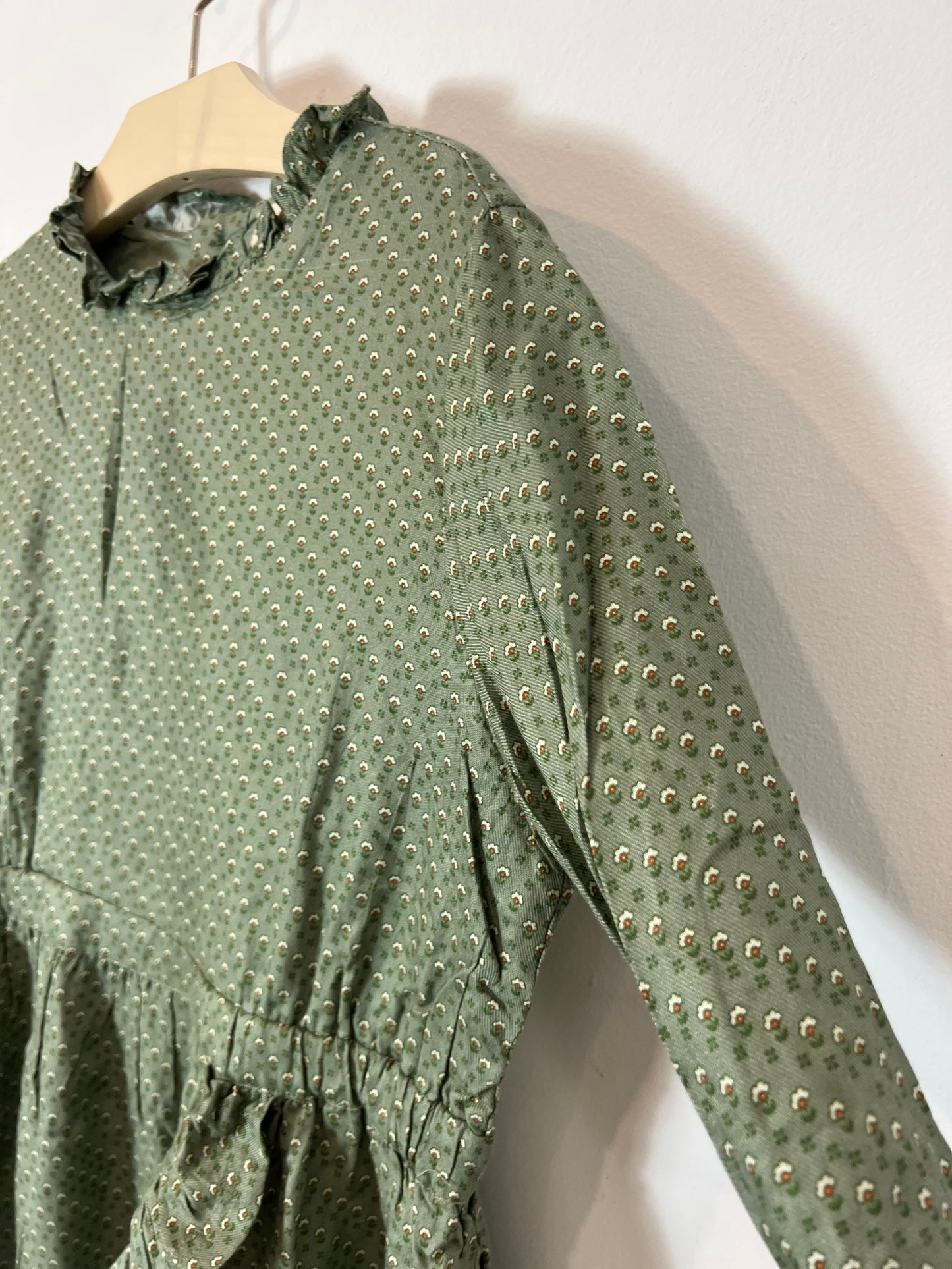 NECK &amp; NECK. Vestido verde estampado. T 8 años