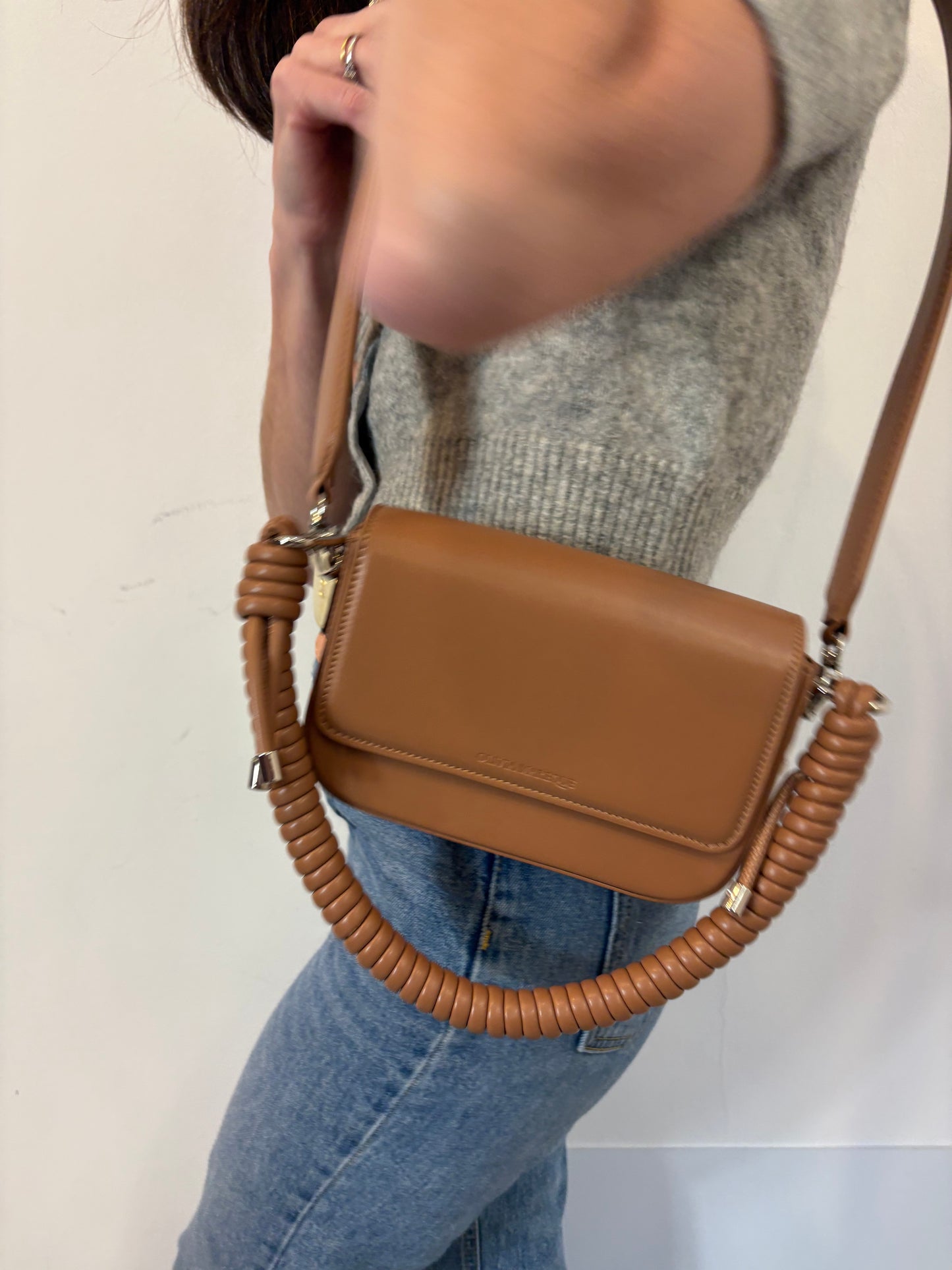 OLIVIA MAREQUE. Bolso con doble asa