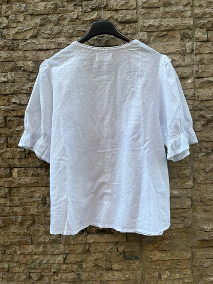 Blusa blanca detalles troquelados