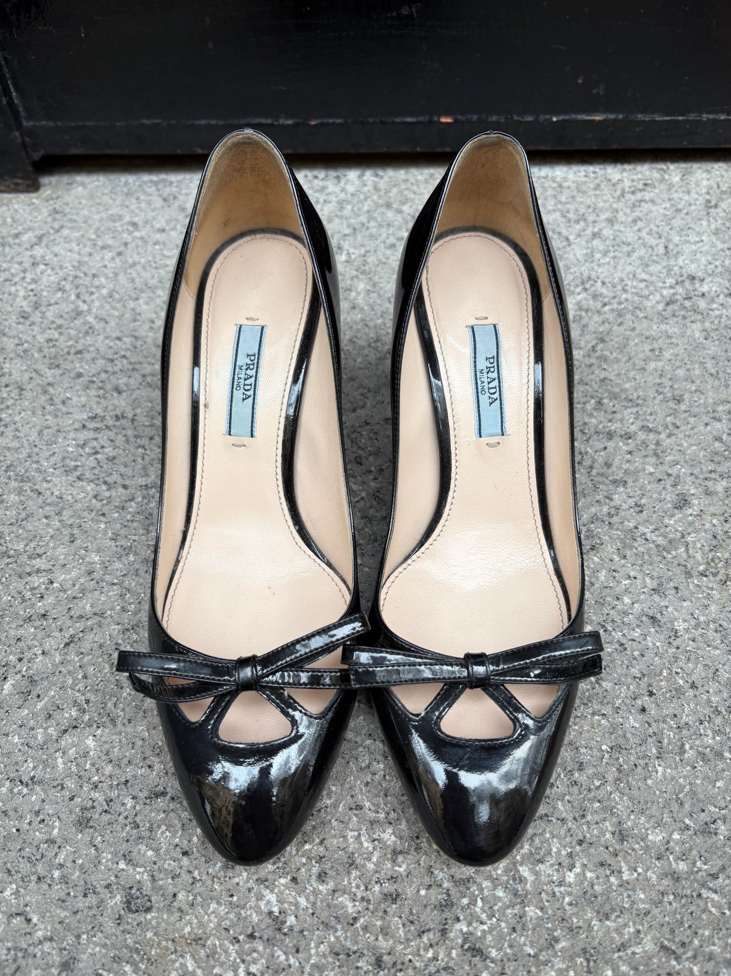 PRADA. Tacones charol lazo