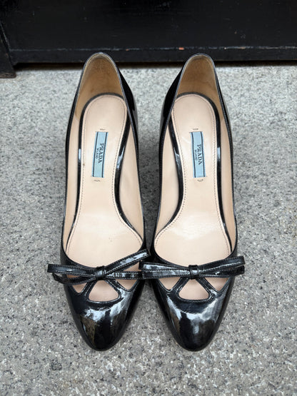 PRADA. Tacones charol lazo