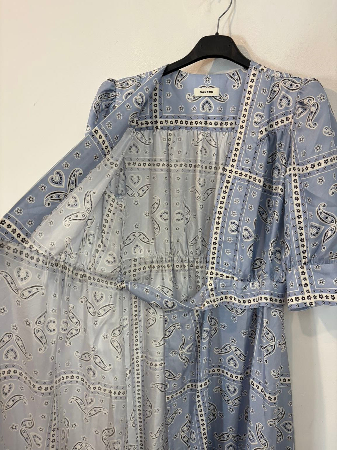 SANDRO. Vestido largo cruzado seda  azul claro