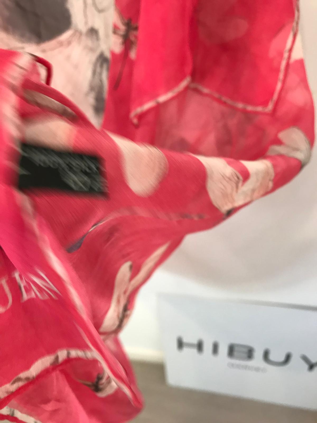 ALEXANDER McQUEEN. Pañuelo de seda rosa calavera