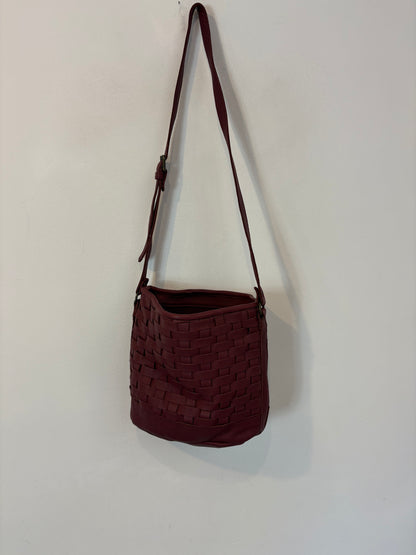 MICUIR. Bolso piel trenzada burdeos