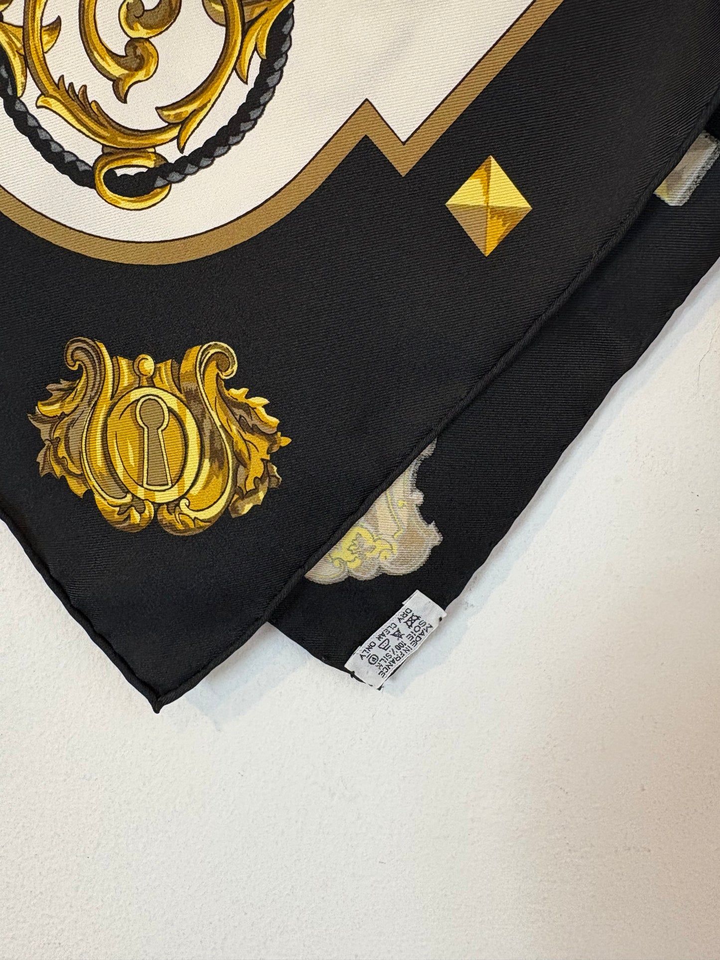 HERMÉS. Pañuelo seda estampado