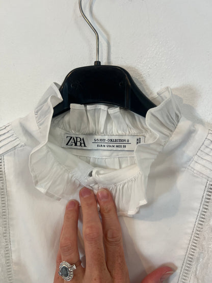 ZARA STUDIO. Blusa blanca detalles encaje T.m