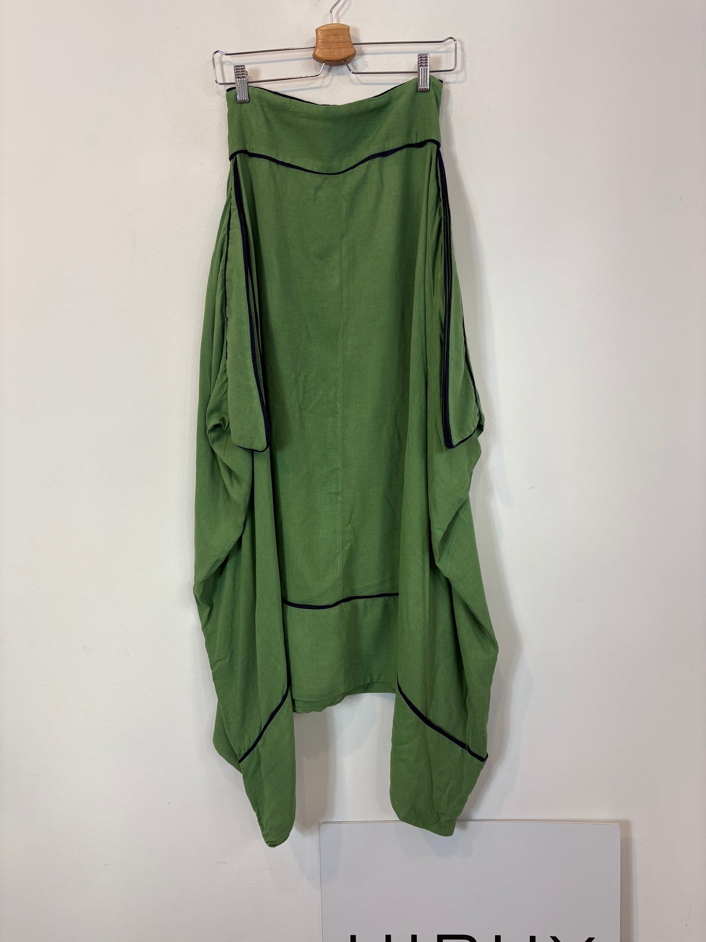 IQ COLLECTION. Falda midi verde asiemtrica