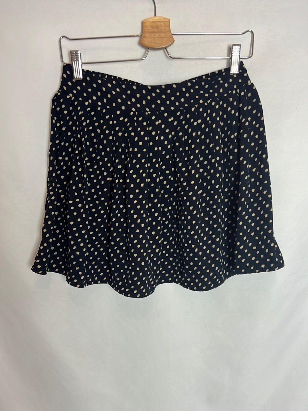 MANGO. Falda corta corta fluida topitos. T M