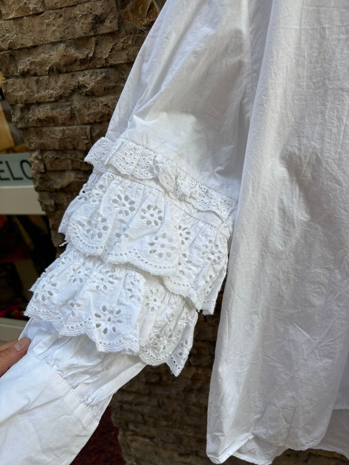 ZARA. Camisa blanca detalle manga