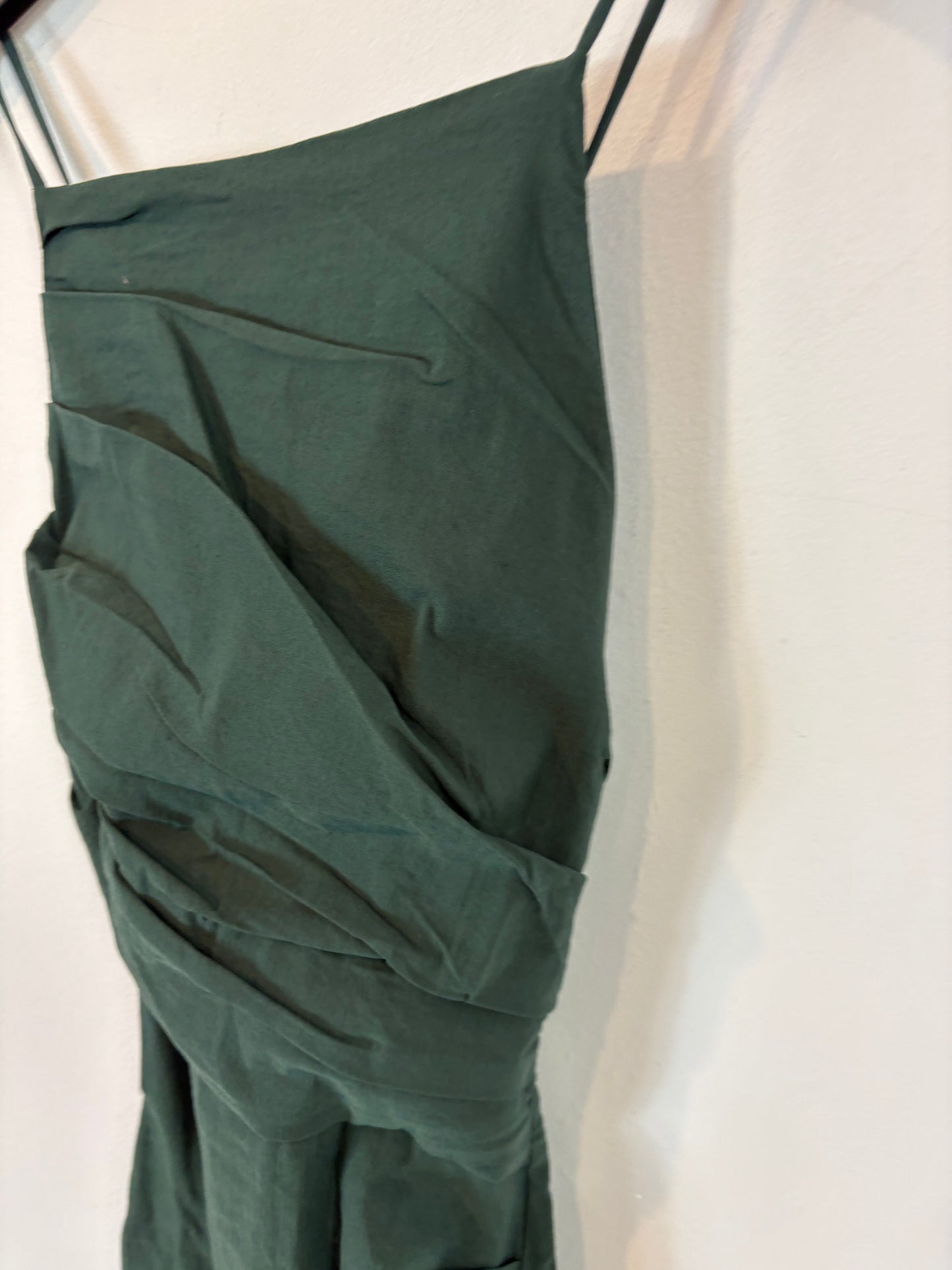 ZARA. Vestido corto verde fruncido. T S