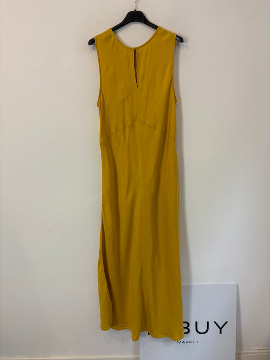 SFERA. Vestido largo mostaza fluido