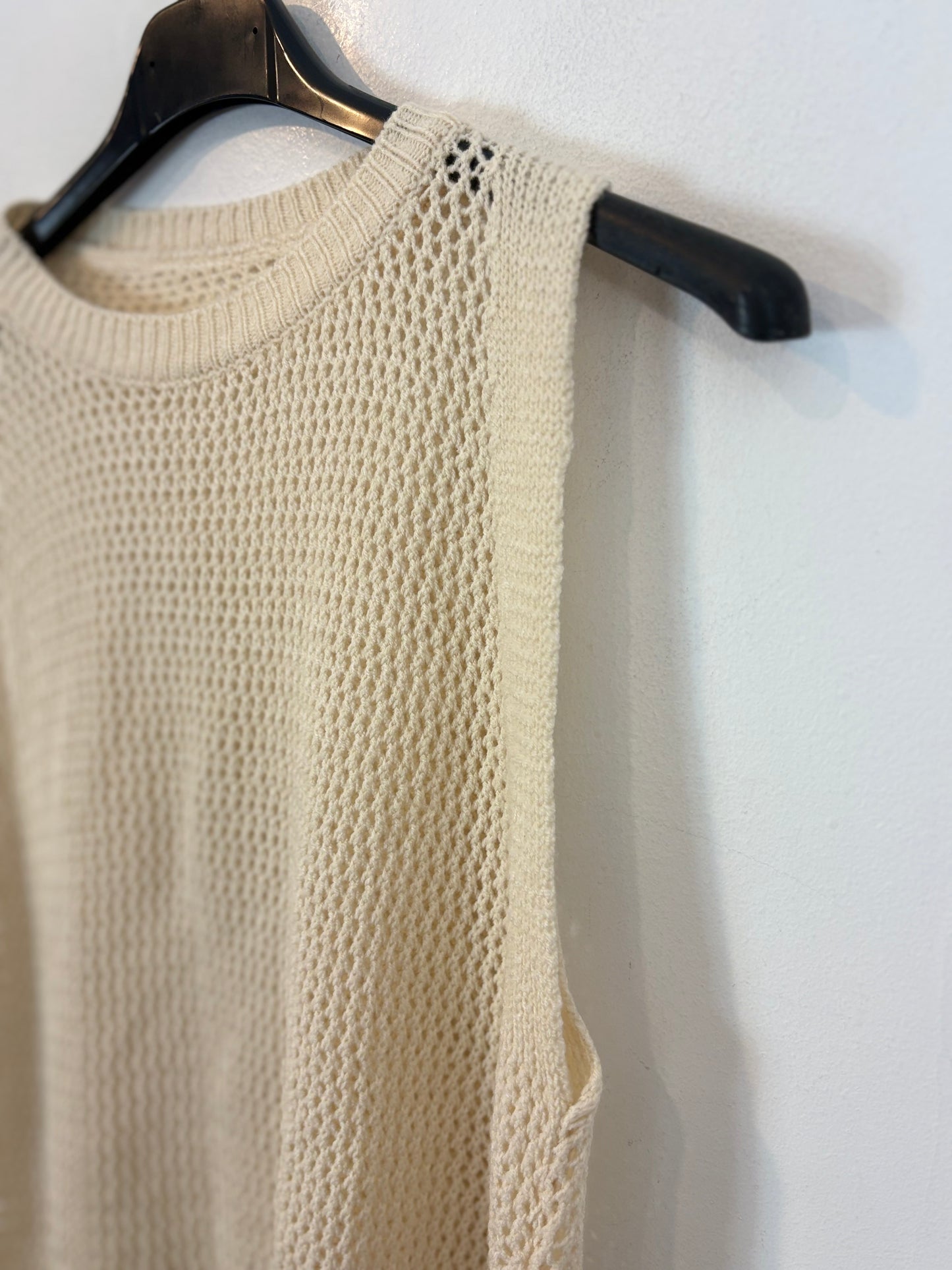 OTRAS. Top beige punto calado