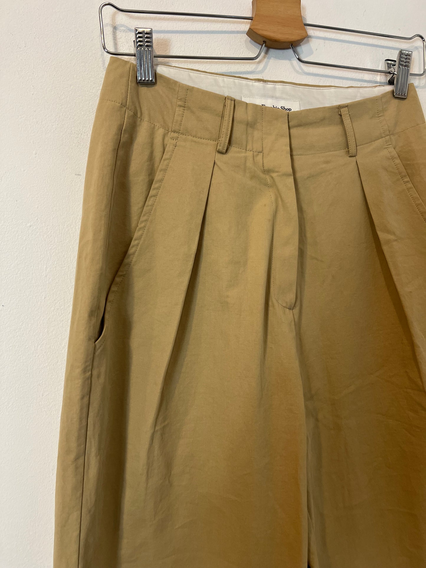 THE FRANKIE SHOP. Pantalón pinzas camel