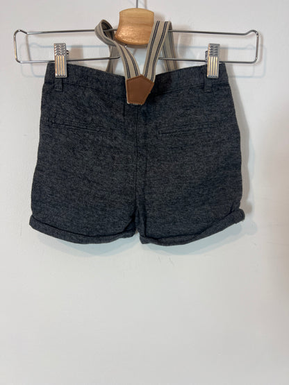 ZARA. Pantalón gris corto tirantes. T 3-4 años