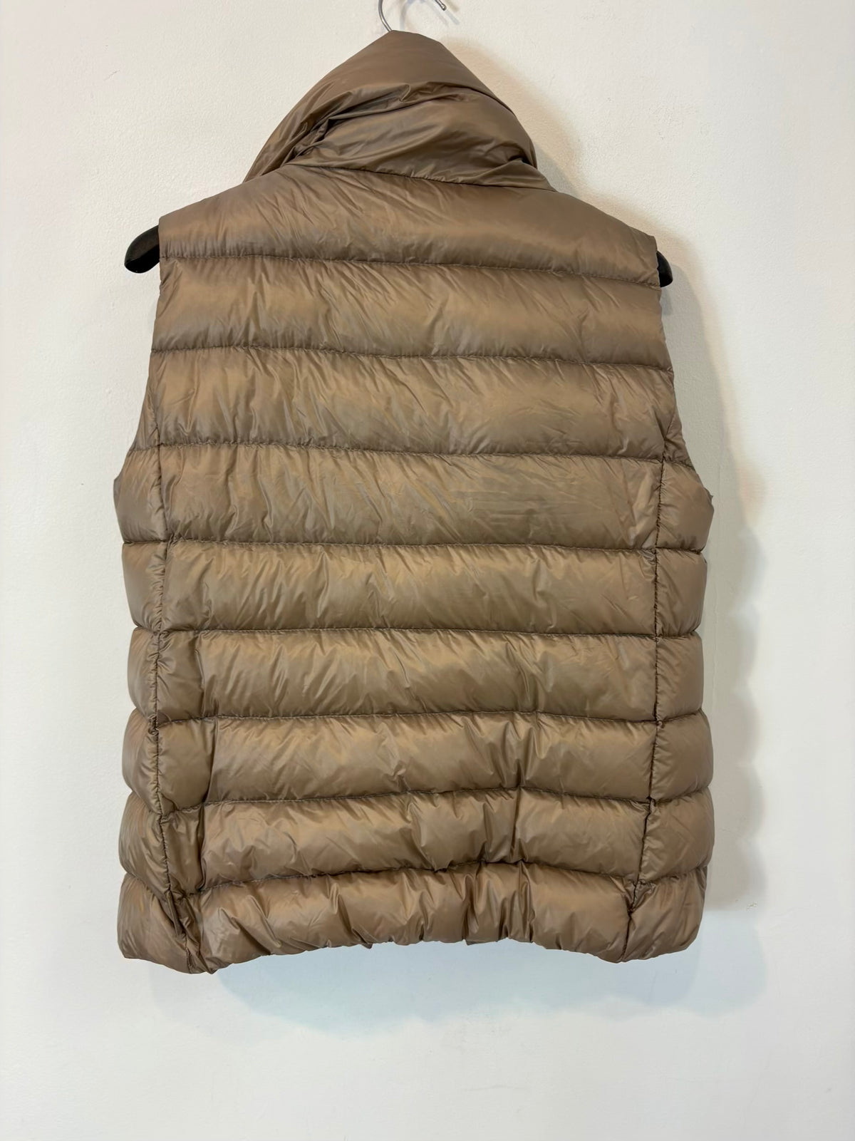 MONCLER. Chaleco ligero beige oscuro