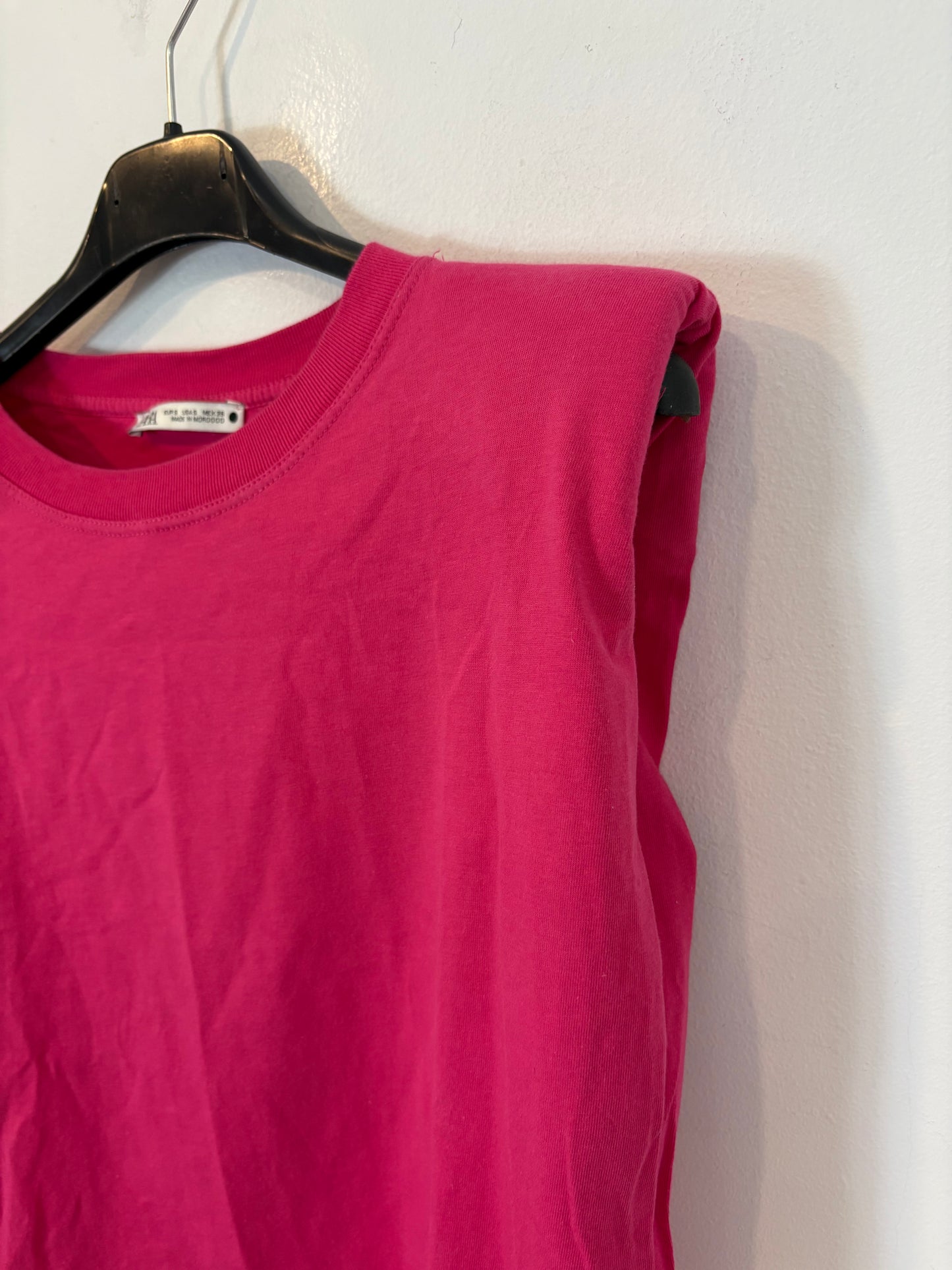 ZARA. Camiseta fucsia hombreras. T S
