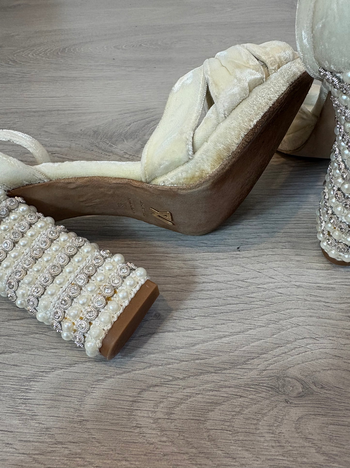 JUST+ ENE. Sandalia terciopelo Bianca