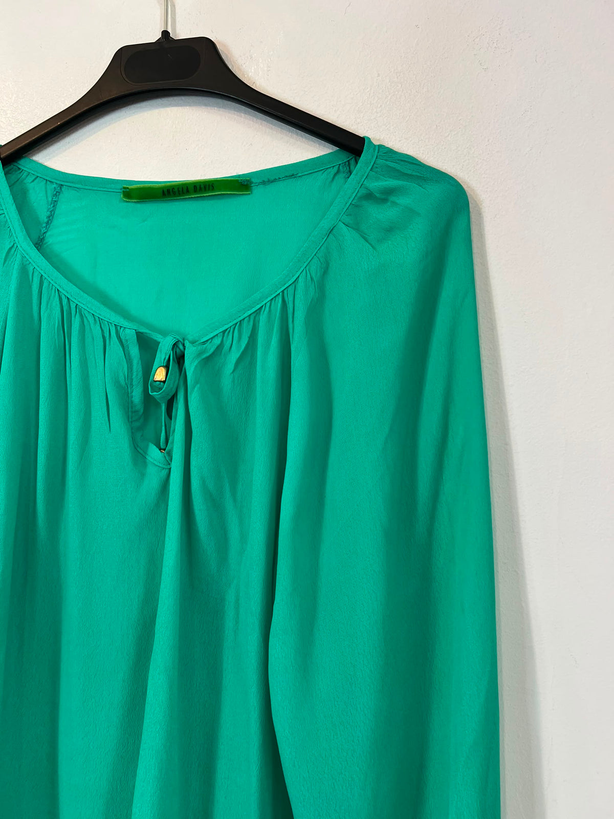 ÁNGELA DAVIS. Blusa verde con seda