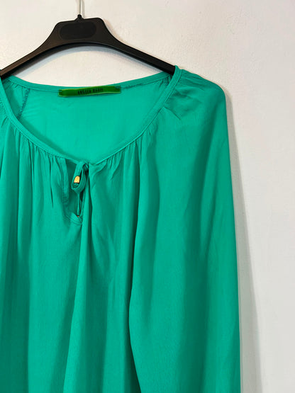 ÁNGELA DAVIS. Blusa verde con seda