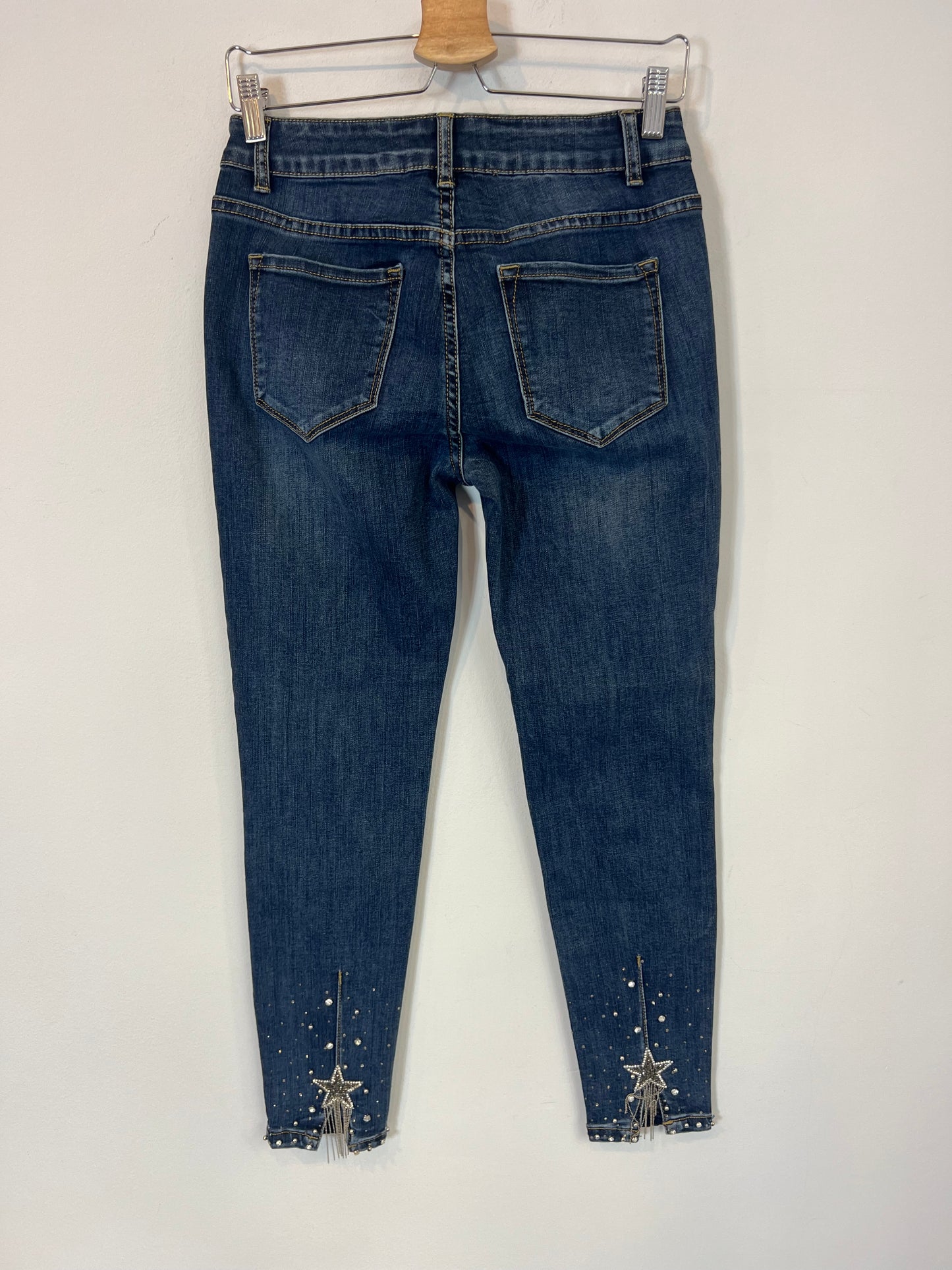 MISS BON BON. Denim pitillo detalle abalorios. T 38