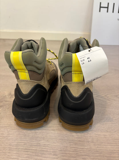 H&M. Botas montaña detalles fluor . T 40